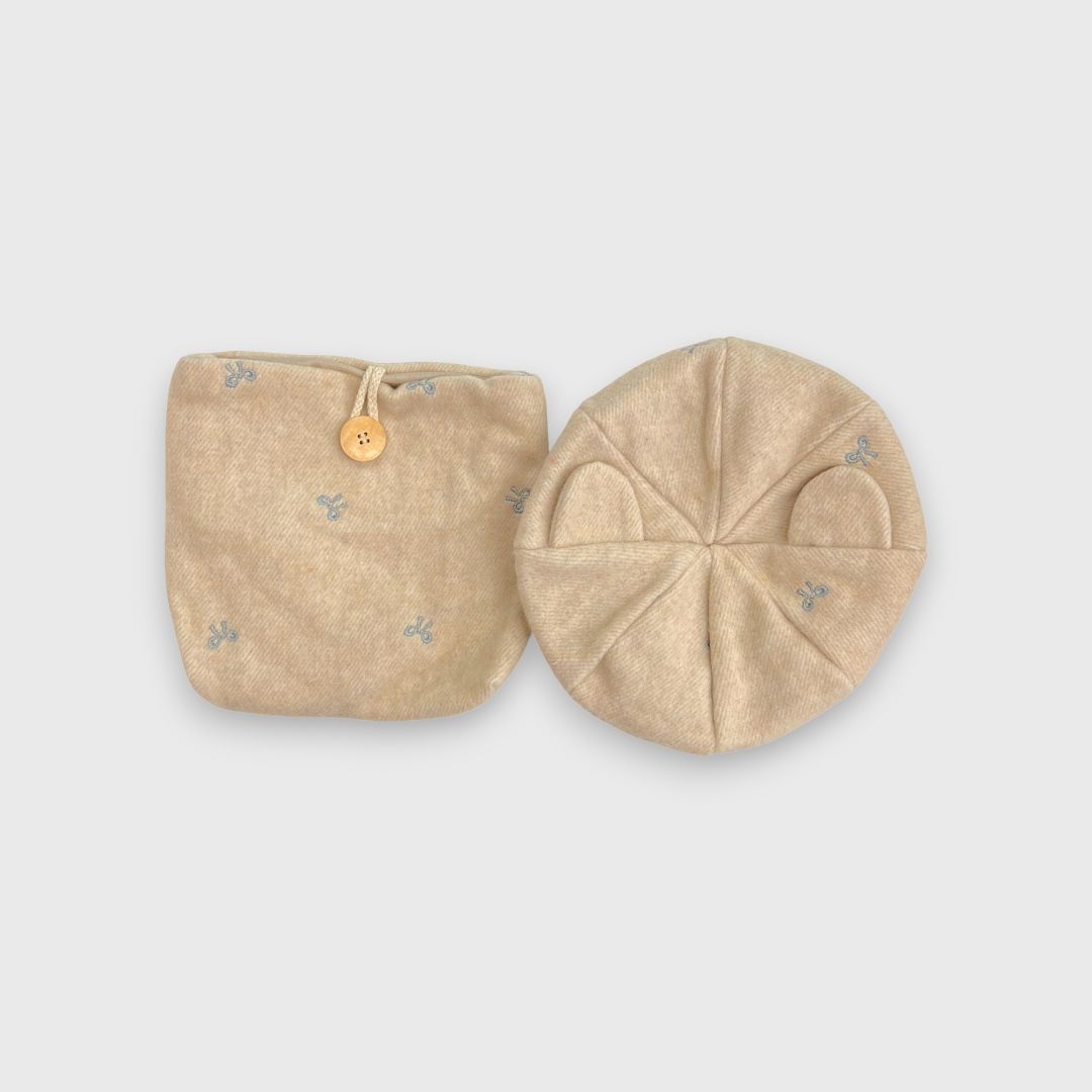 Бежевая шапка с ушками и сумка