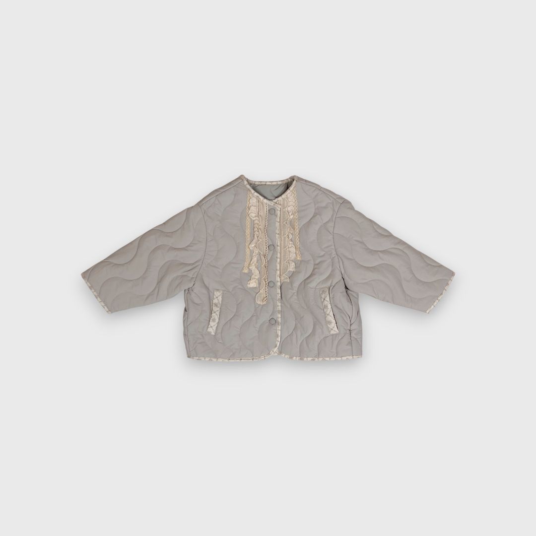 Серая стеганая куртка с кружевом