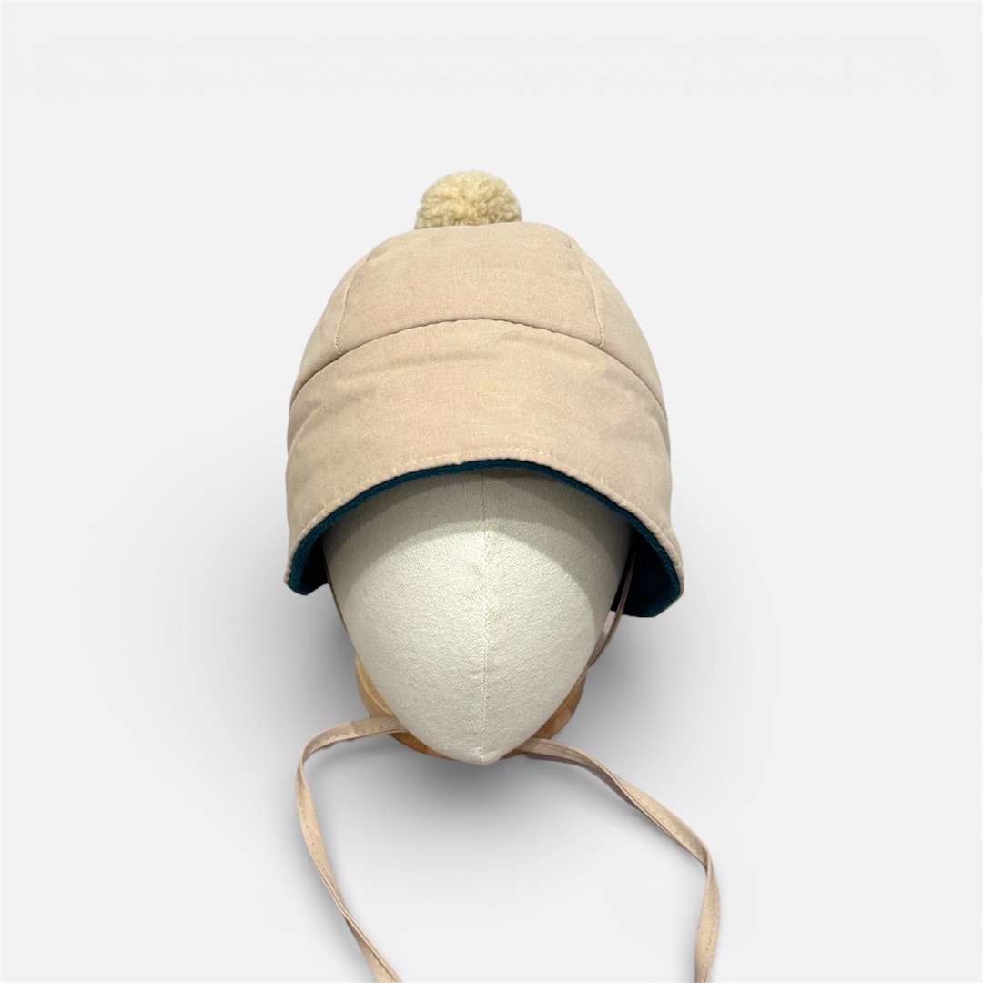 Бежевая шляпа с помпоном