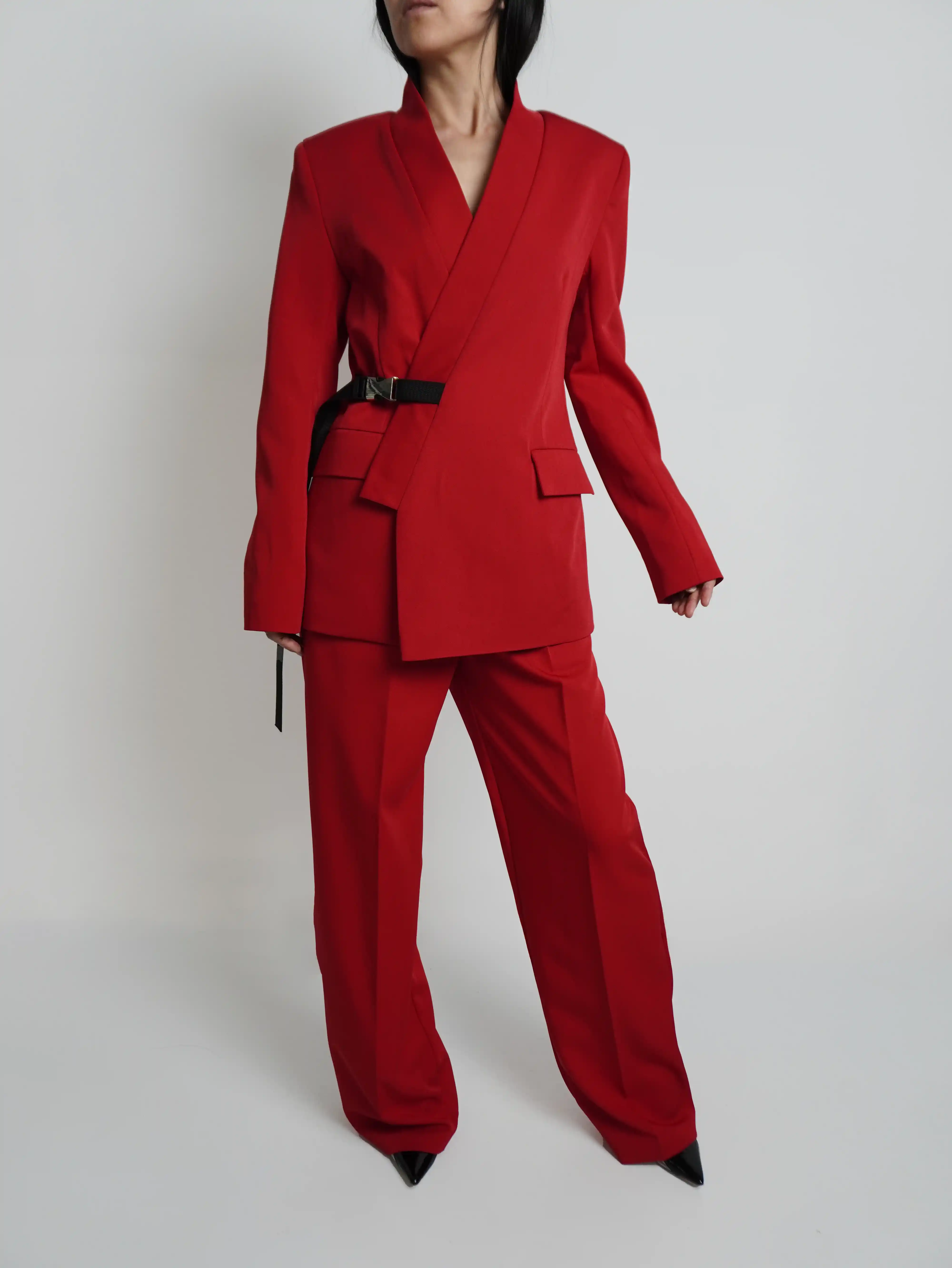 Красный костюм с запахом