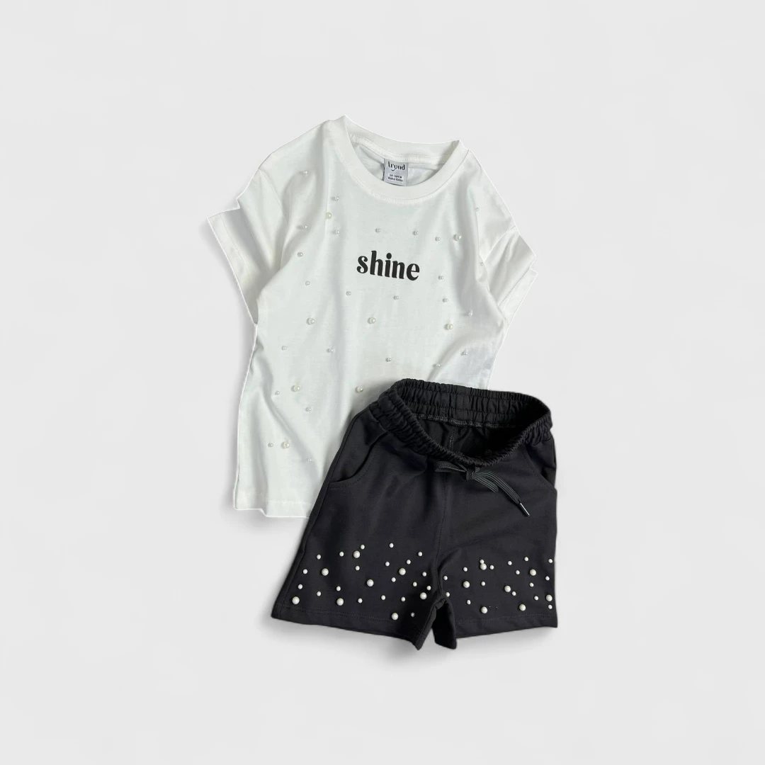 Белая футболка и черные шорты