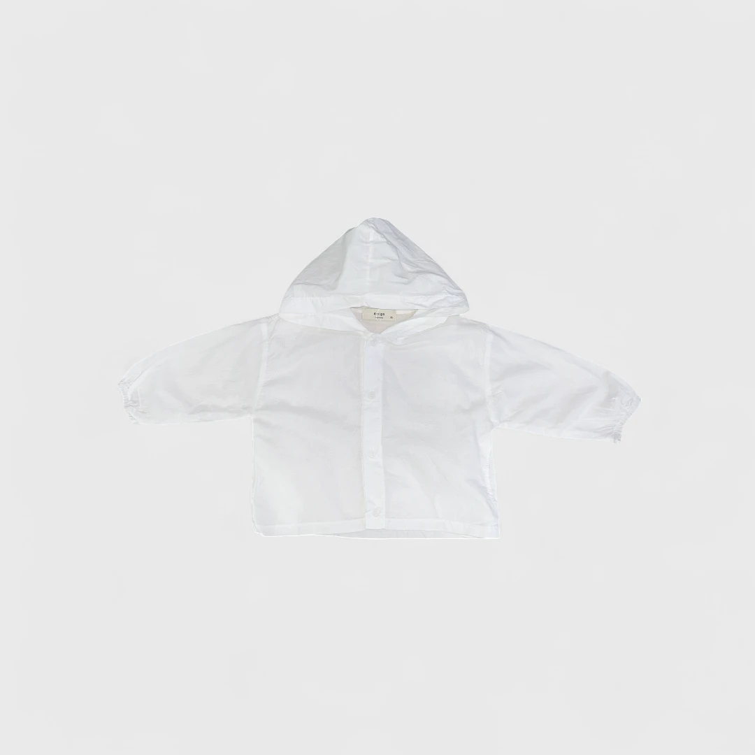 Белая легкая куртка с капюшоном