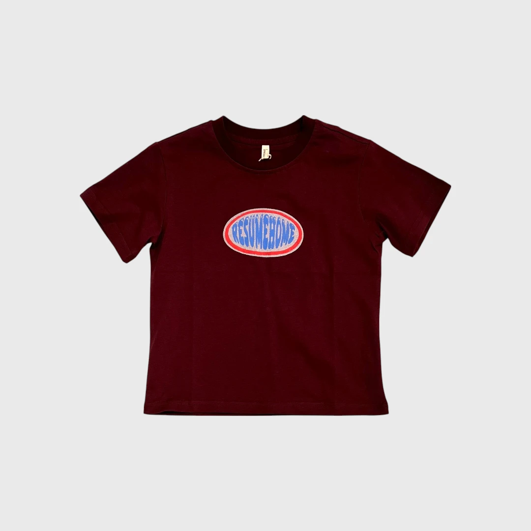 Темно-красная футболка с принтом