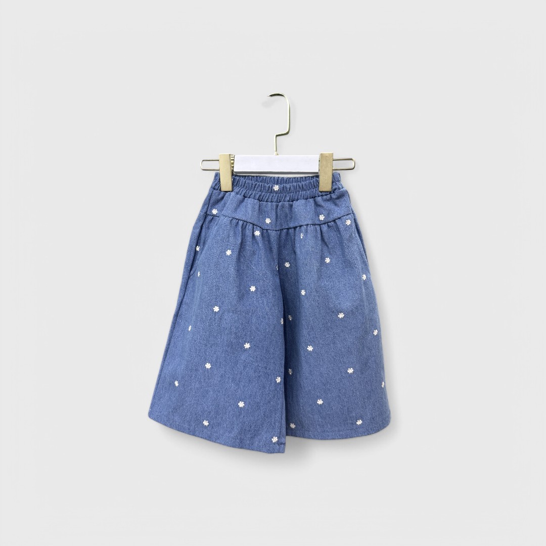 Голубые штаны с цветочным принтом