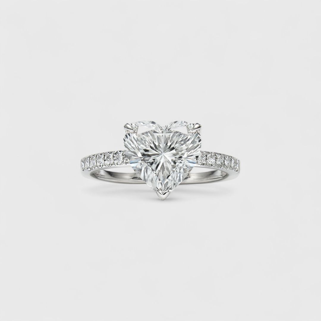 Кольцо с огранкой сердца