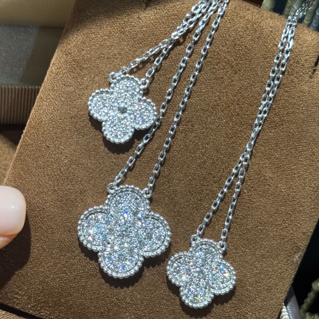 Золотые ожерелья с цветами