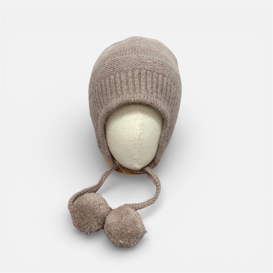 Серая шапка с помпонами