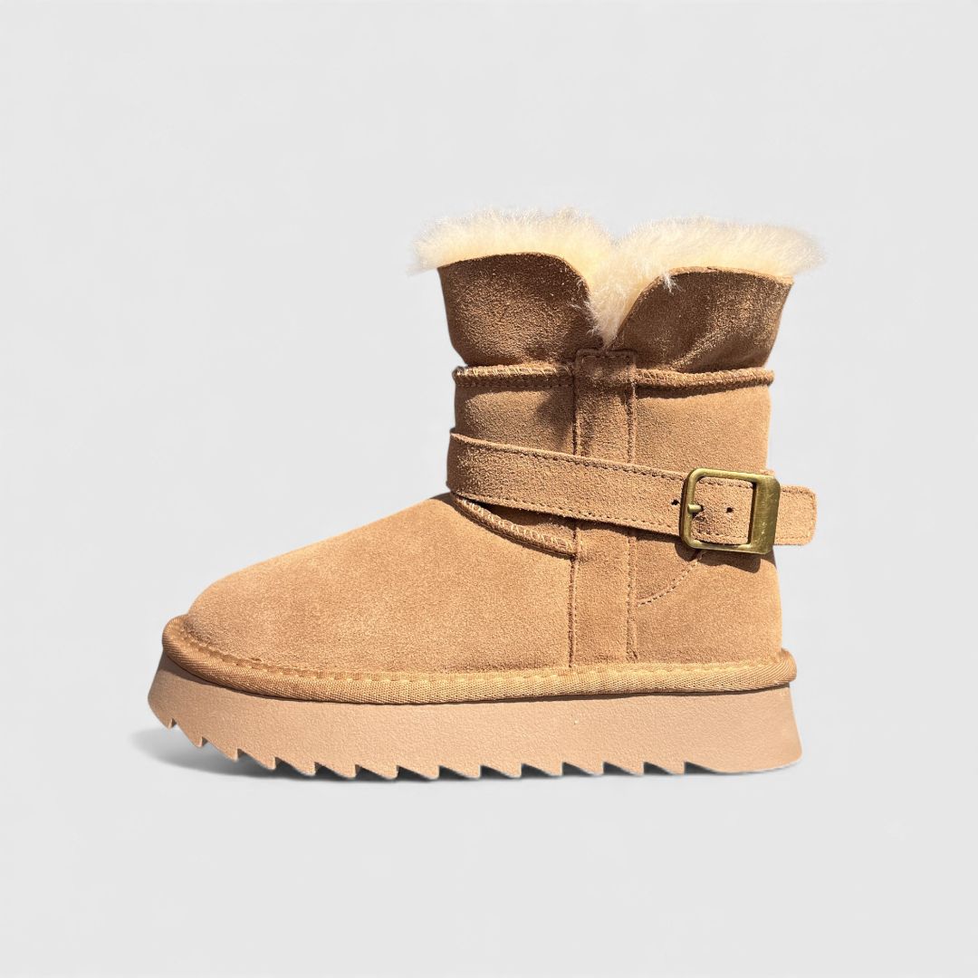 Бежевые зимние сапоги с пряжкой