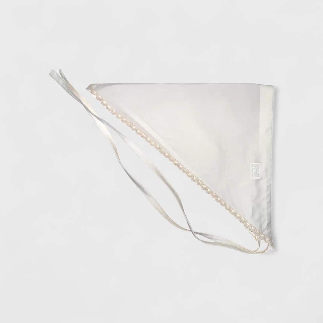 Белый платок с отделкой