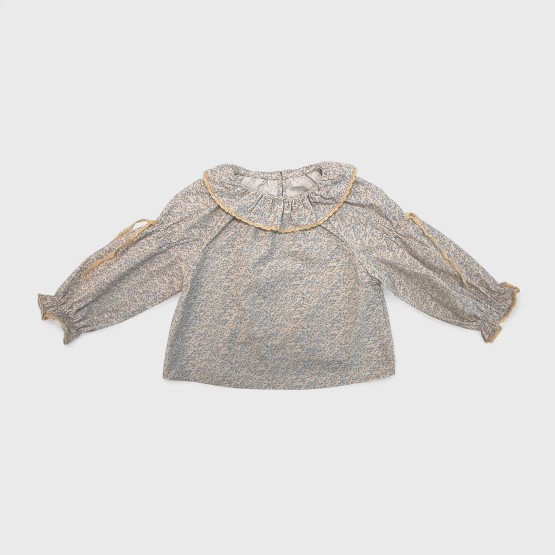 Светлая блузка с бантом на рукаве