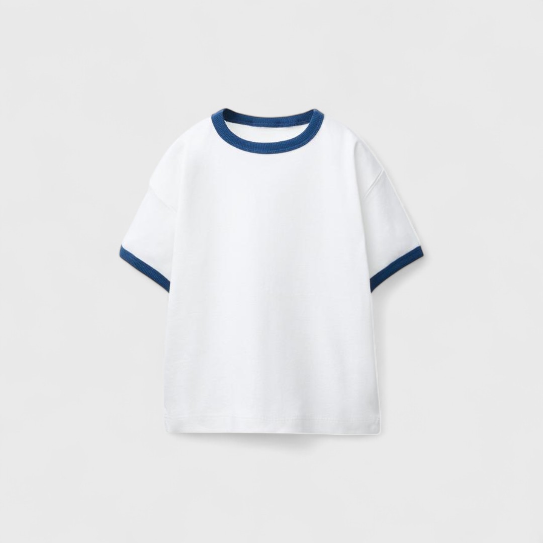 Белая футболка с синими деталями