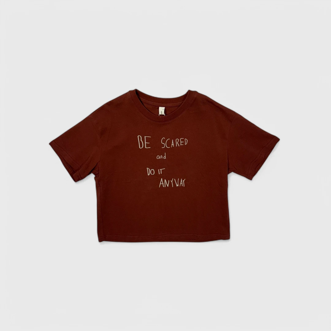 Бордовая футболка с принтом