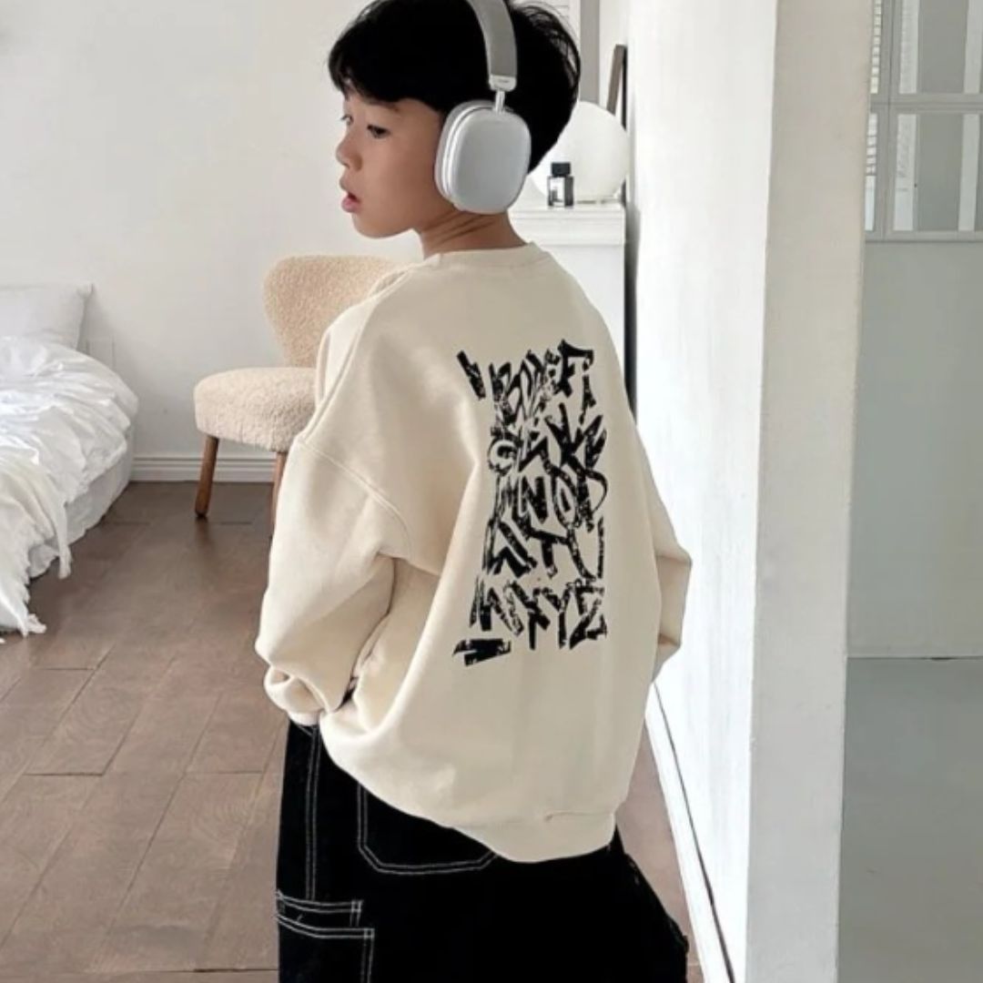 Светлый свитшот с графическим принтом