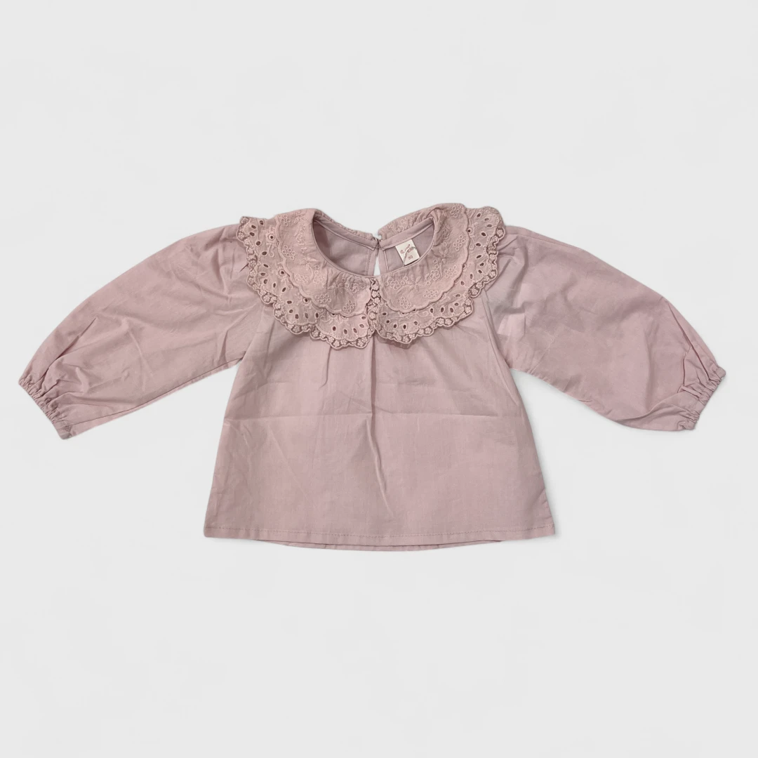 Розовая блузка с кружевным воротником