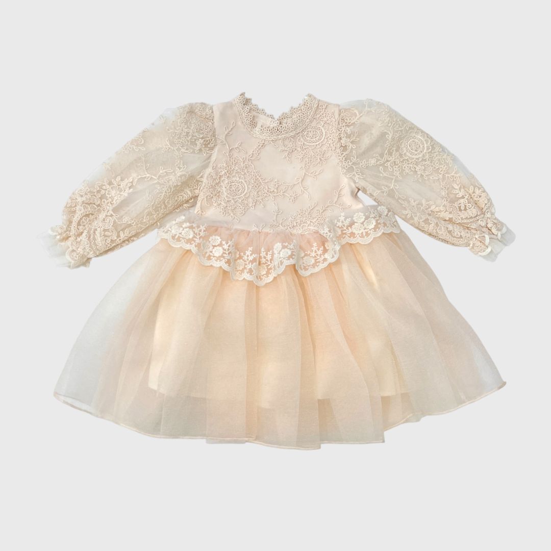 Бежевое платье с кружевом