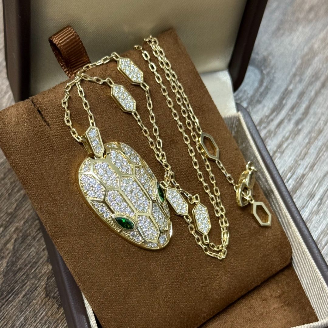 Золотое ожерелье с украшением змеи