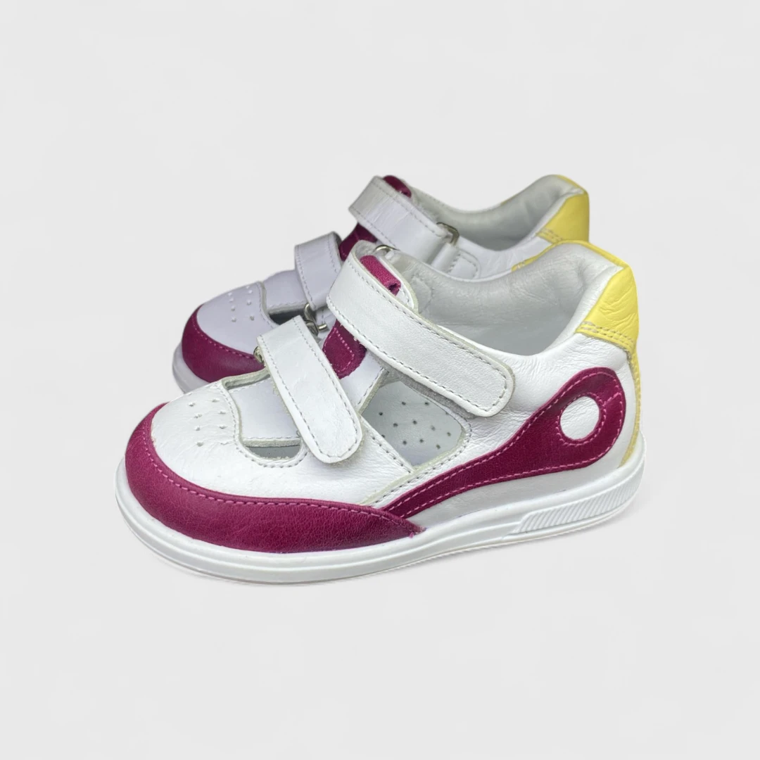 Белые кроссовки с бордовыми акцентами