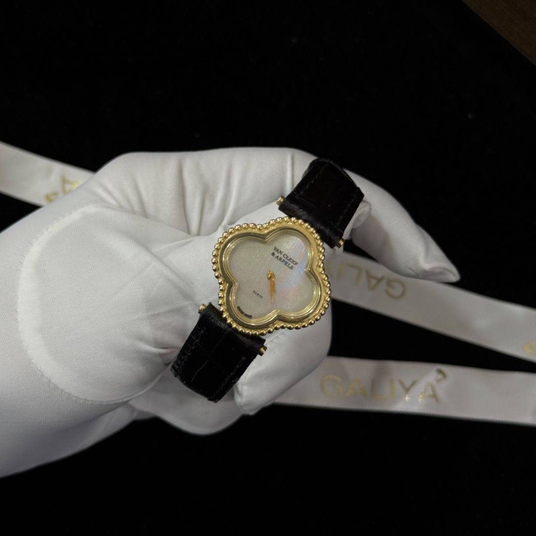 Золотые часы Van Cleef с черным ремешком