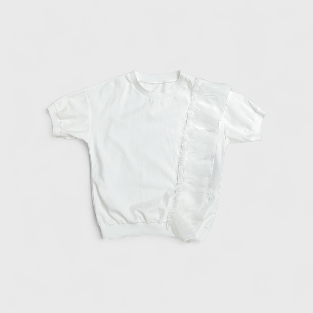 Белая футболка с рюшами