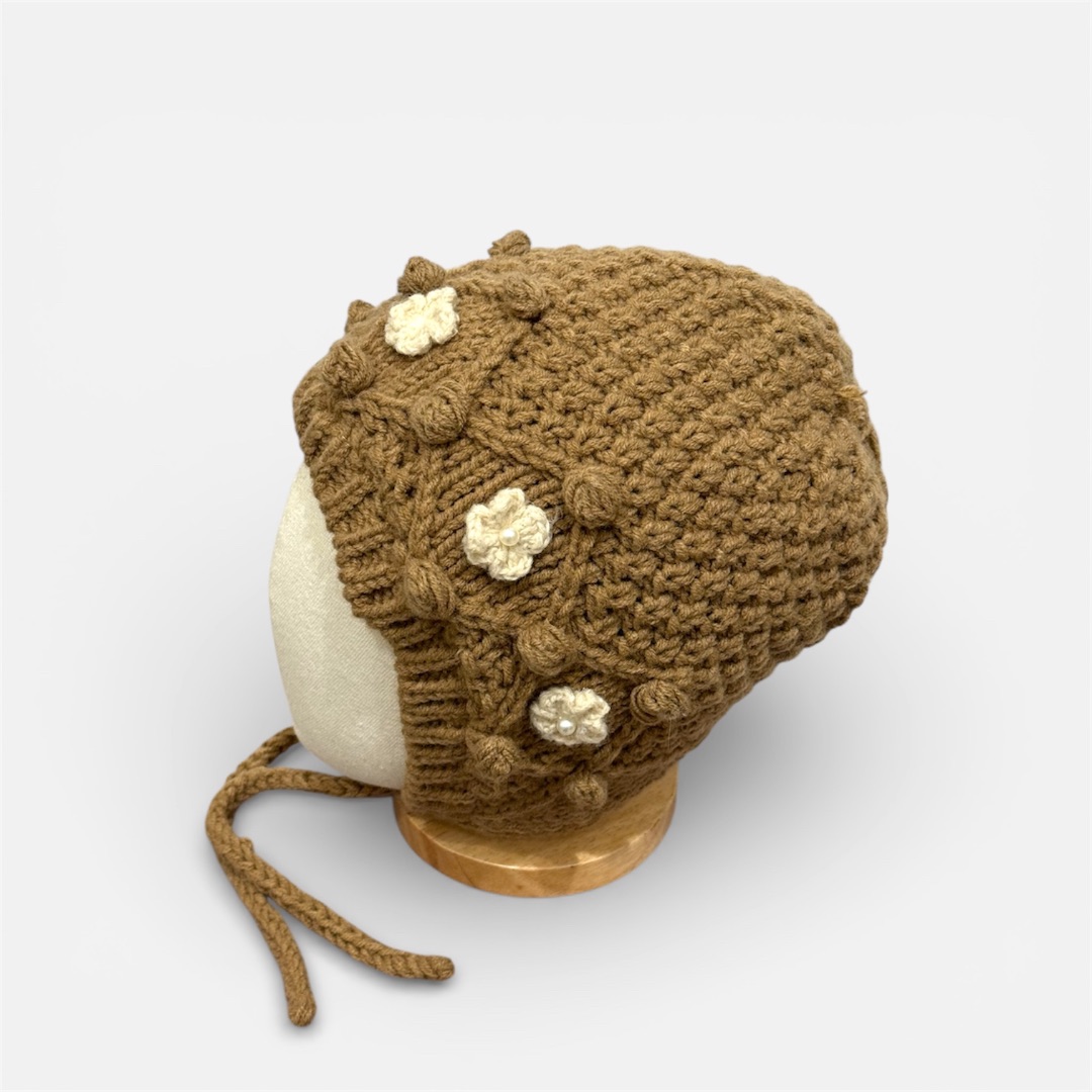 Коричневая шапка с узором