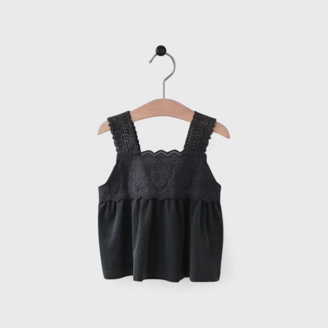 Черная блузка с кружевом