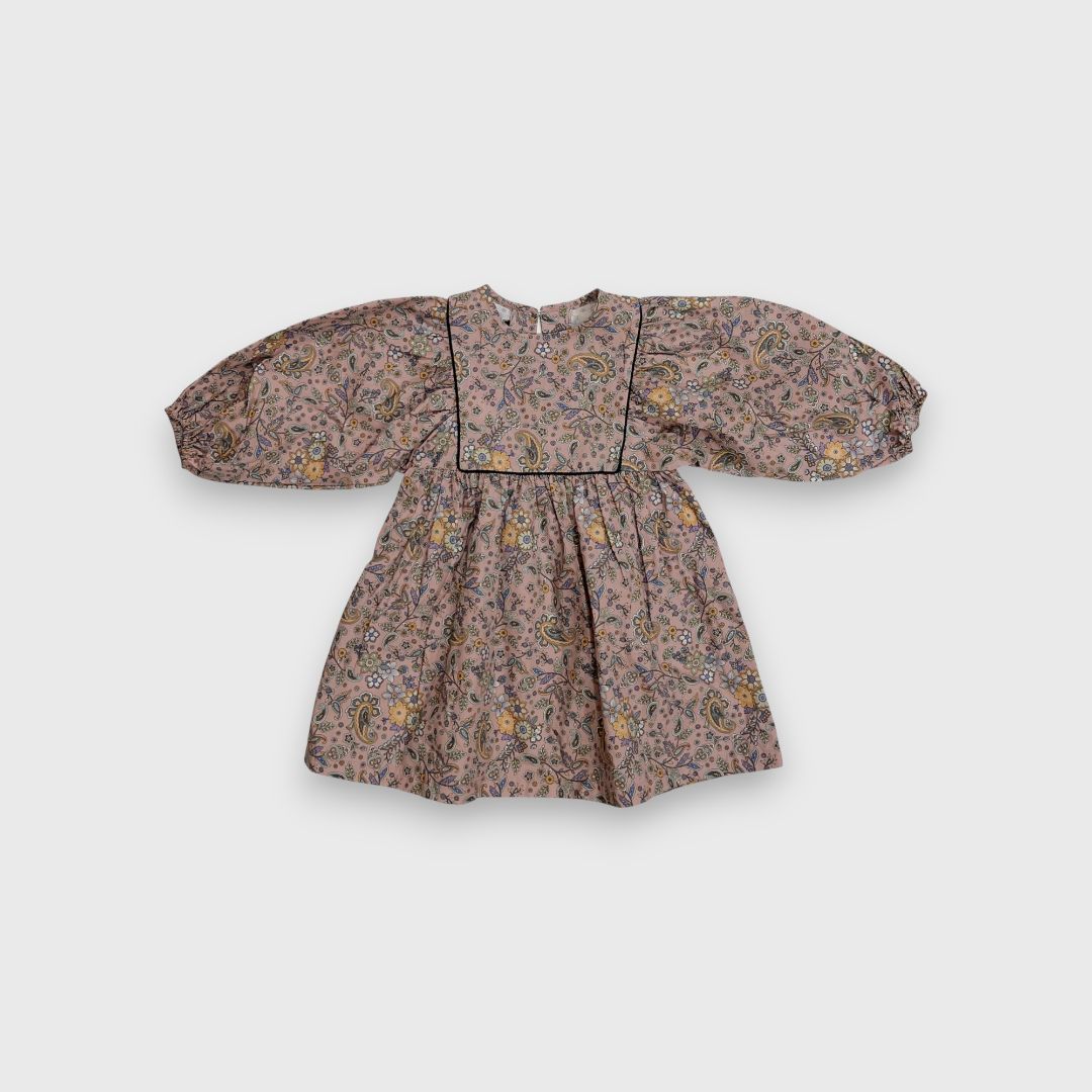 Розовое платье с цветочным принтом