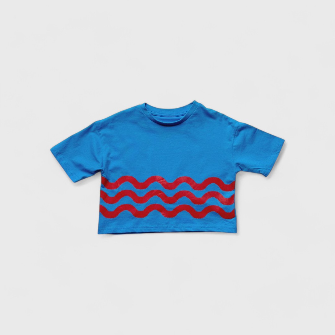 Синяя футболка с красными волнистыми узорами