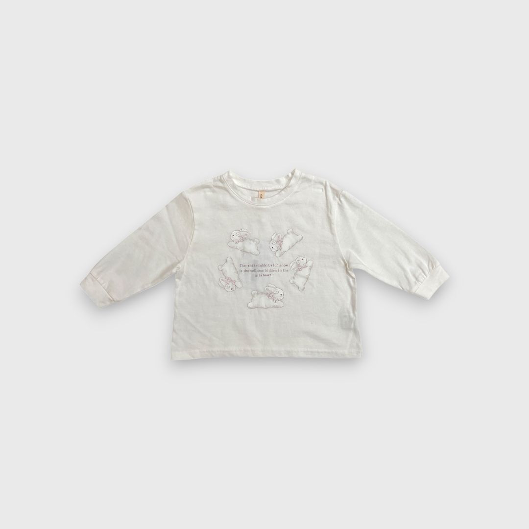 Белая футболка с длинным рукавом