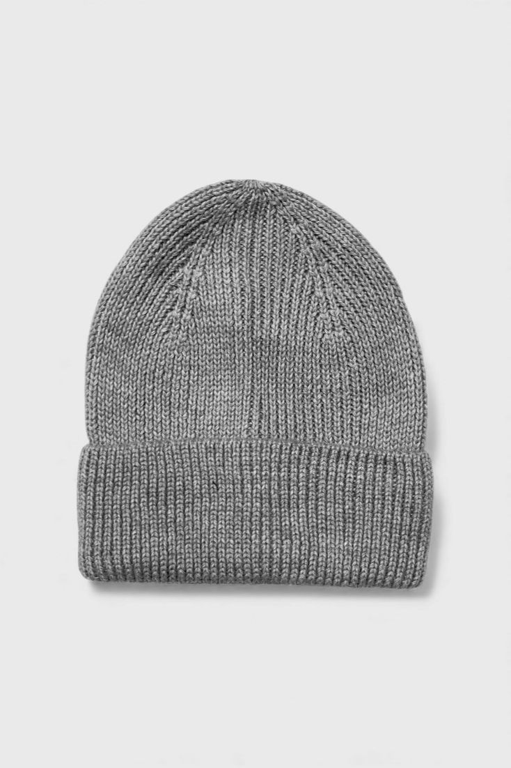 Серая вязаная шапка
