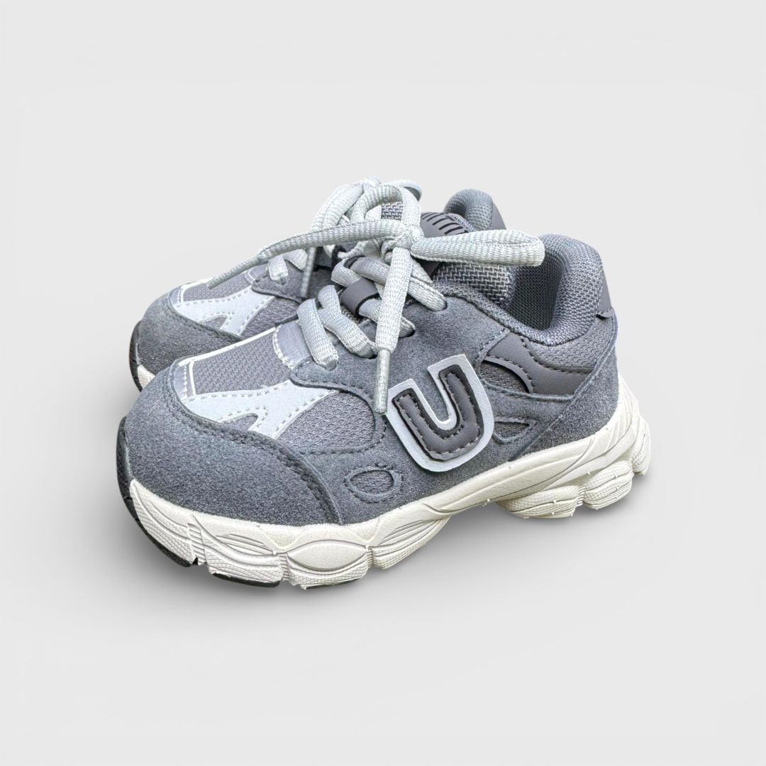 Серые кроссовки U