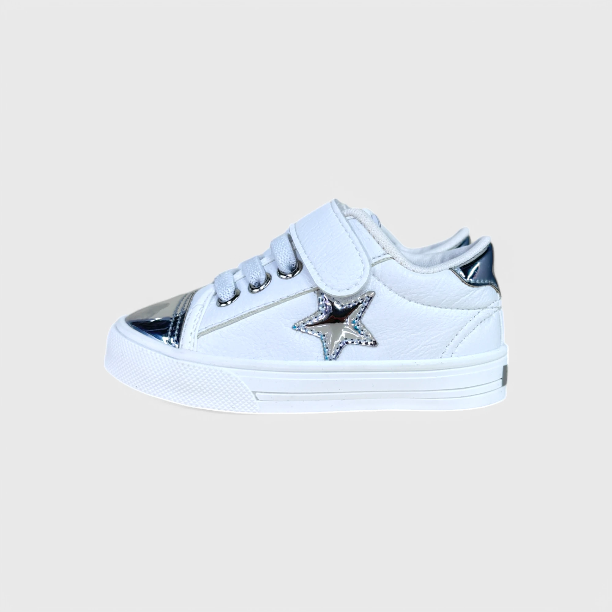 Белые кроссовки с блестящей звездой
