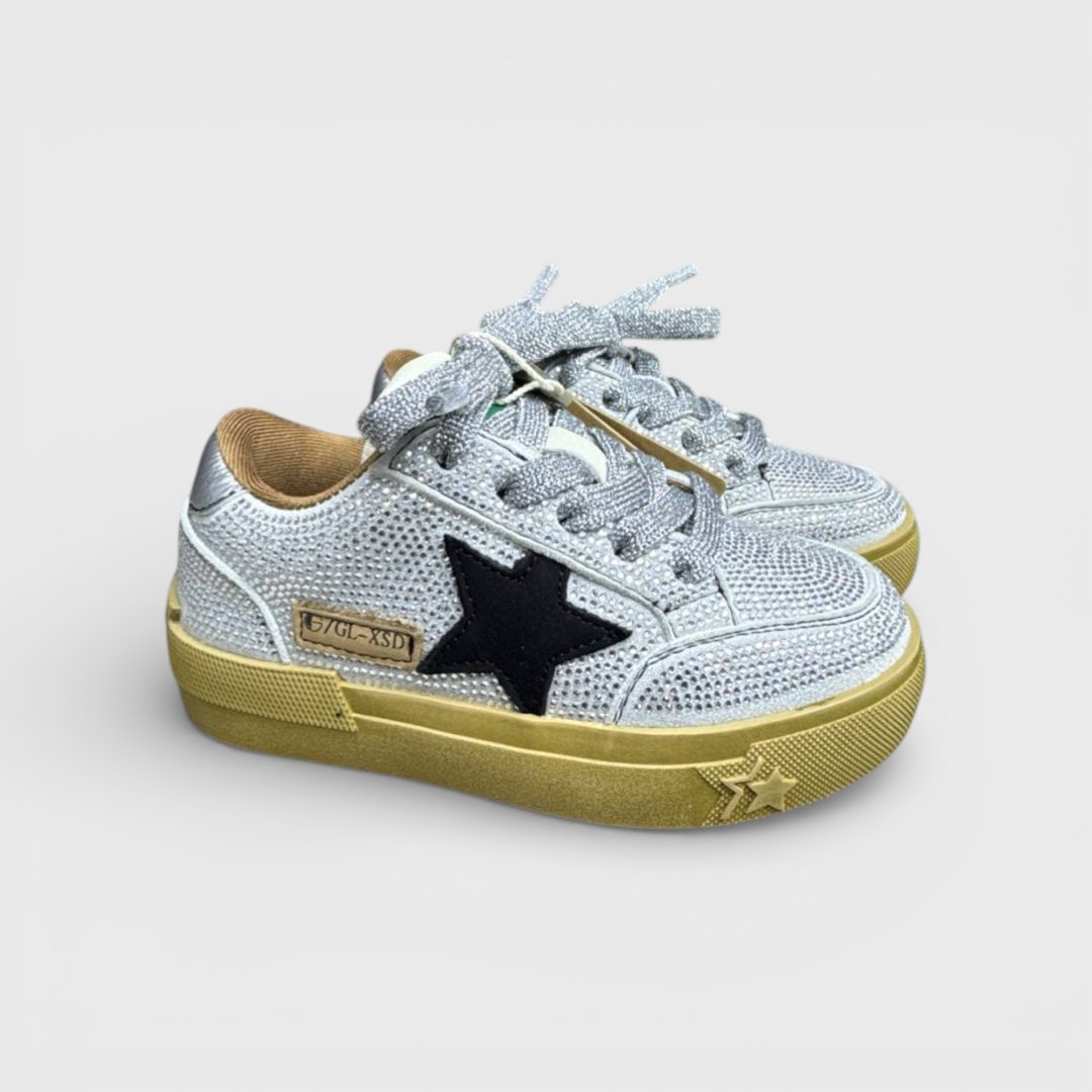 Серебристые кроссовки с черной звездой