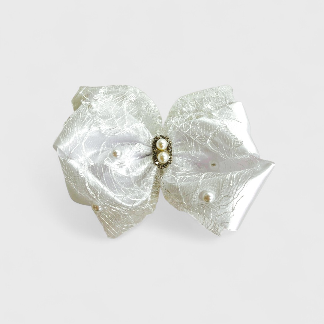 Белый бантик с перламутровыми бусинами для волос