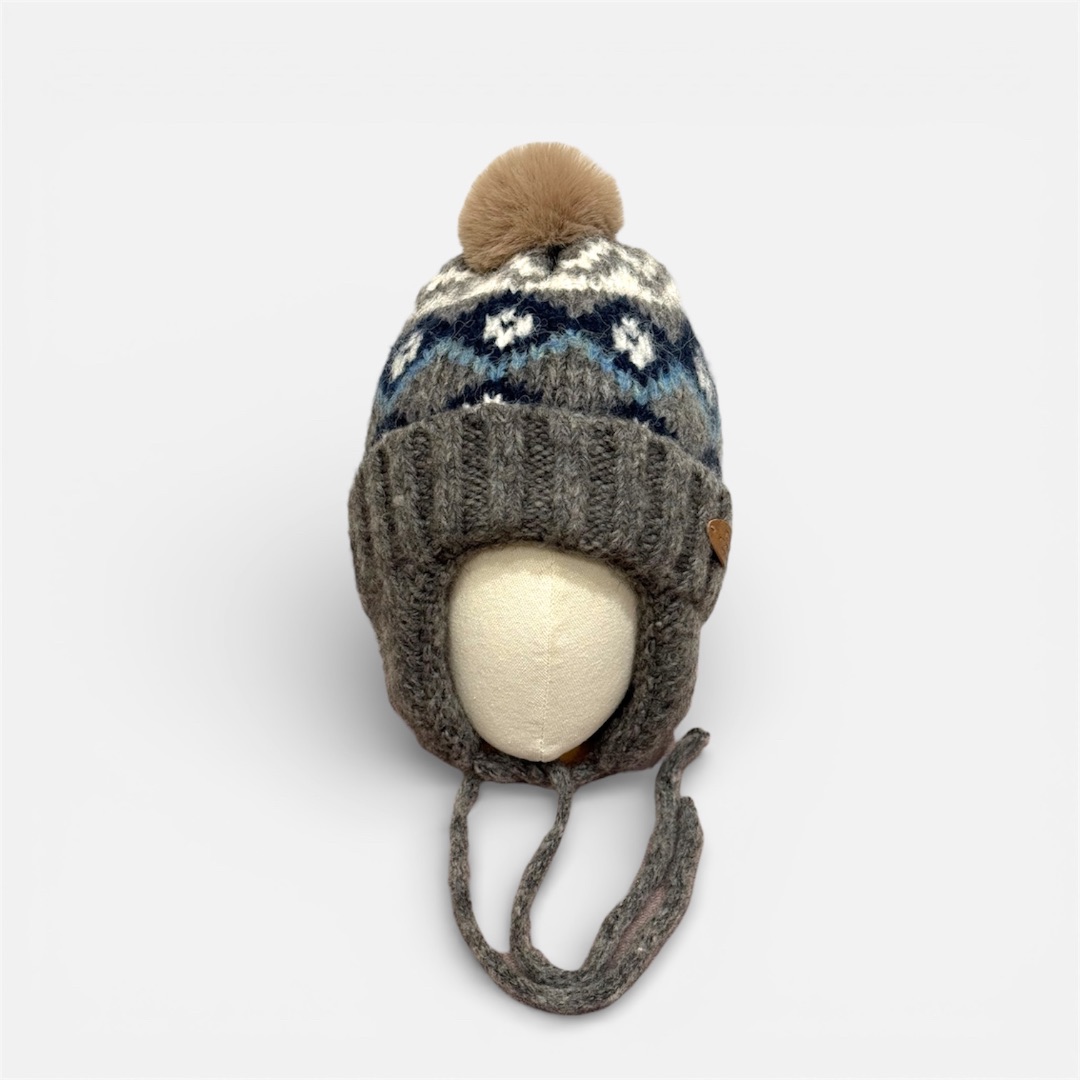 Серый вязаный шапка с помпоном