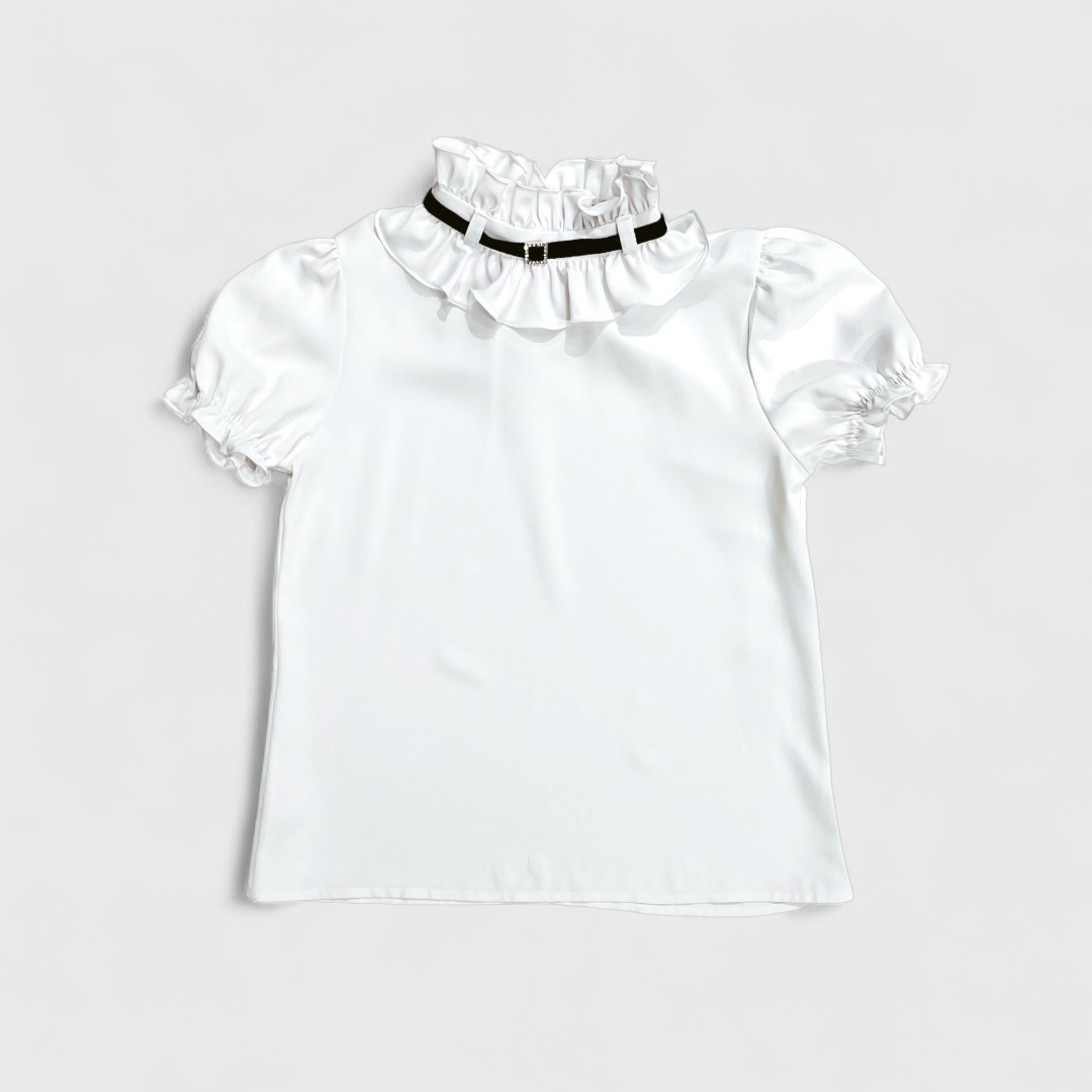 Белая блузка с рюшами