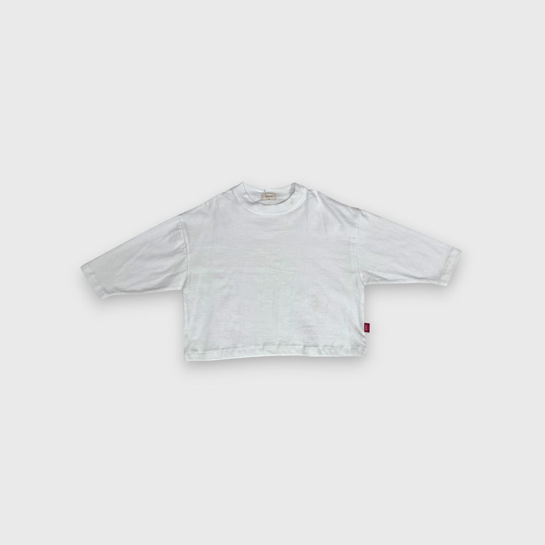 Белая футболка с длинным рукавом