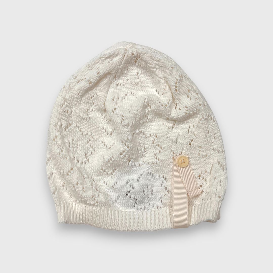 Бежевая вязаная шапка с украшением