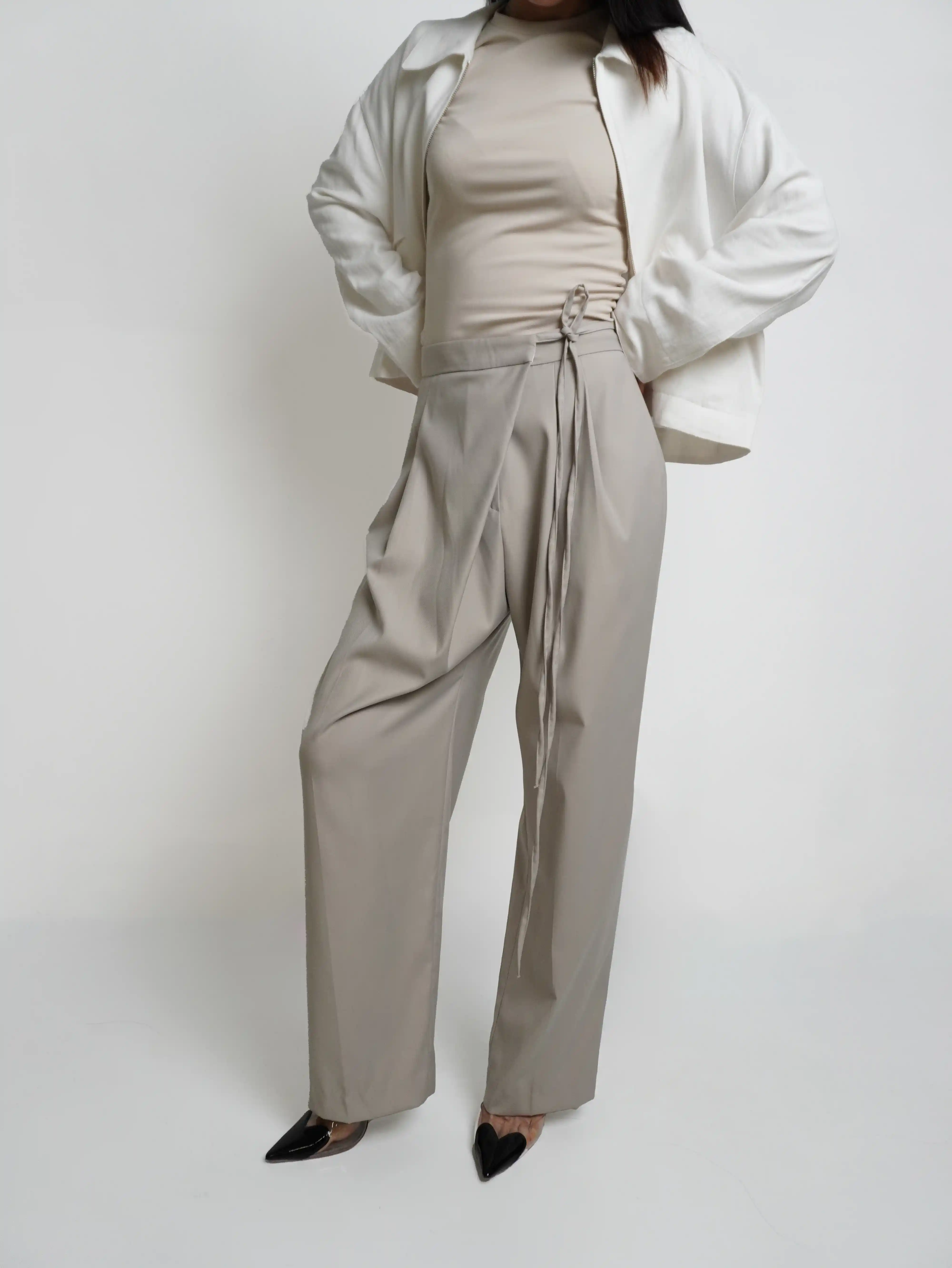 Бежевые брюки с запахом