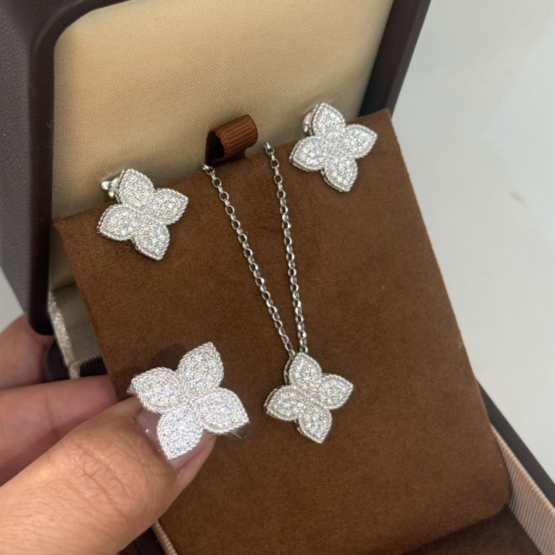 Золотой комплект украшений цветок