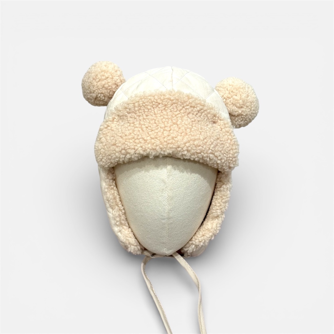 Белая шапка с ушками и помпонами