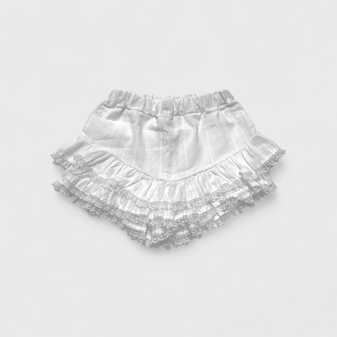 Белая юбка-шорты с рюшами