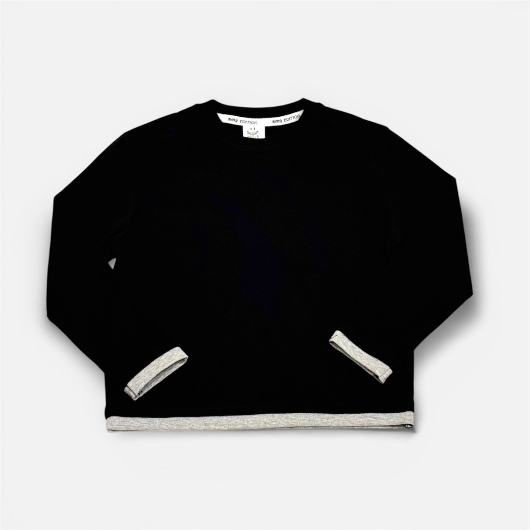 Черный свитер с серыми манжетами