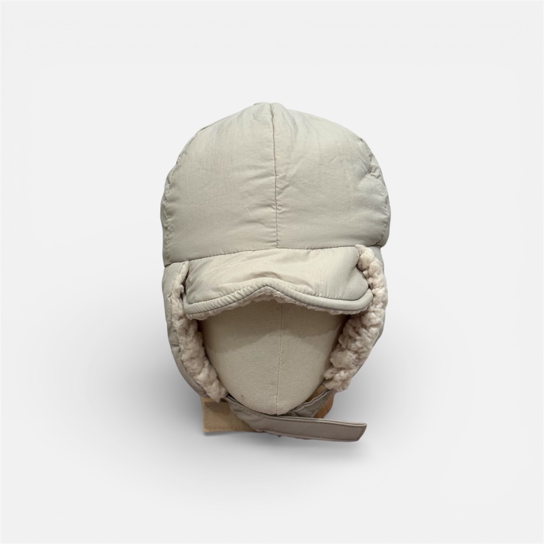 Светло-серая зимняя шапка утепленная