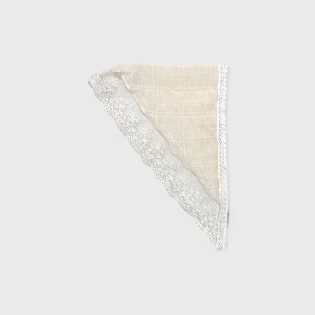 Белая косынка с кружевом