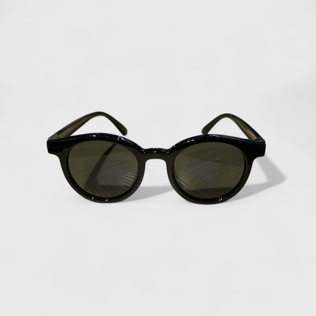 Черные солнцезащитные очки