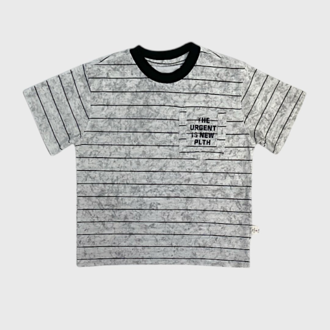 Серая полосатая футболка