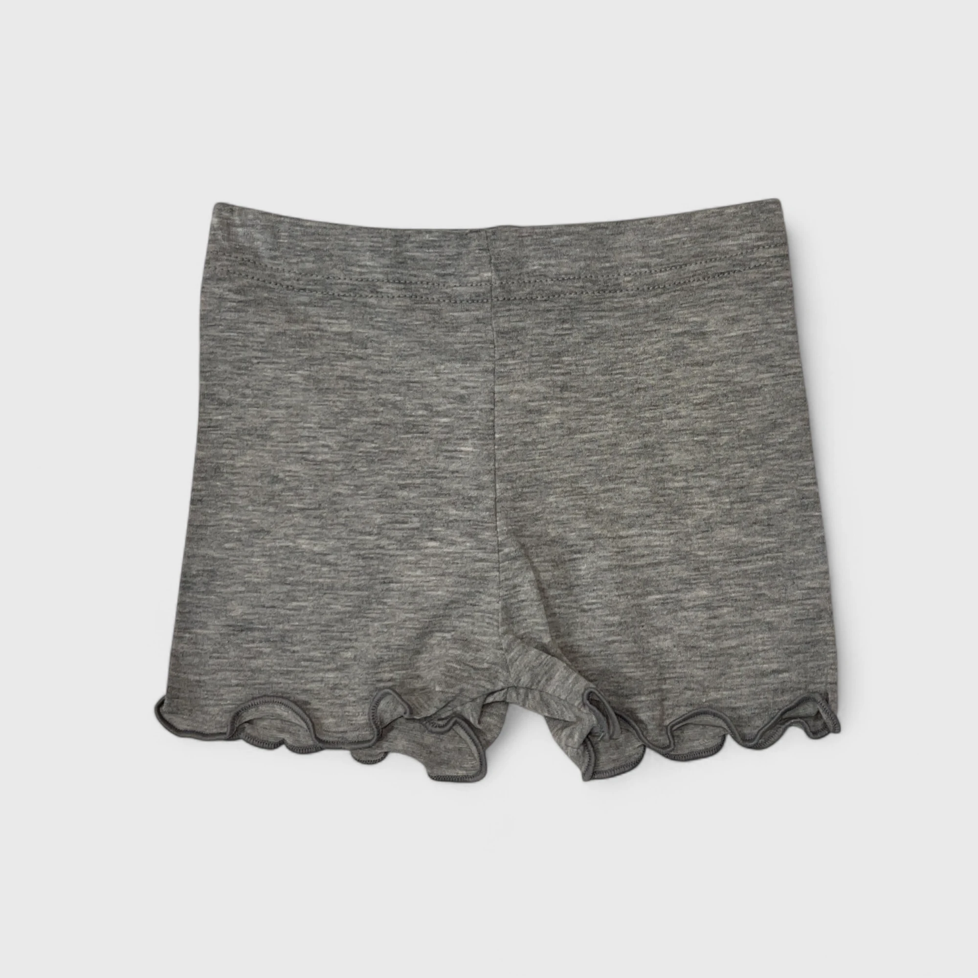 Серые шорты с рюшами