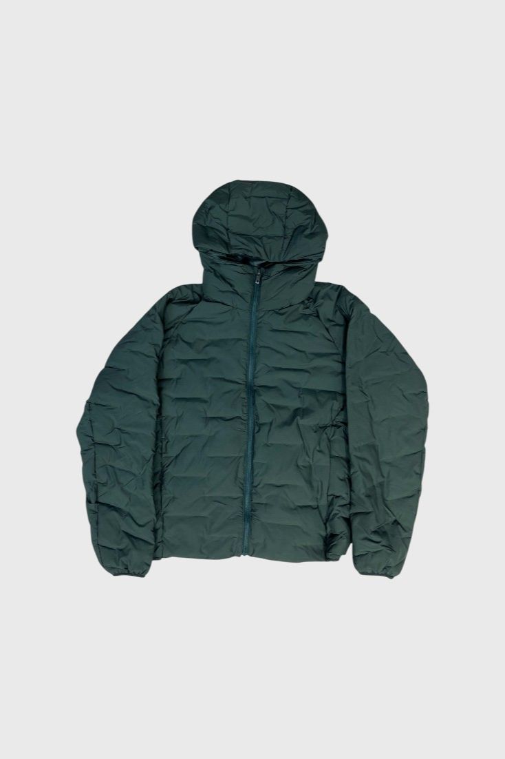 Зеленая куртка с капюшоном