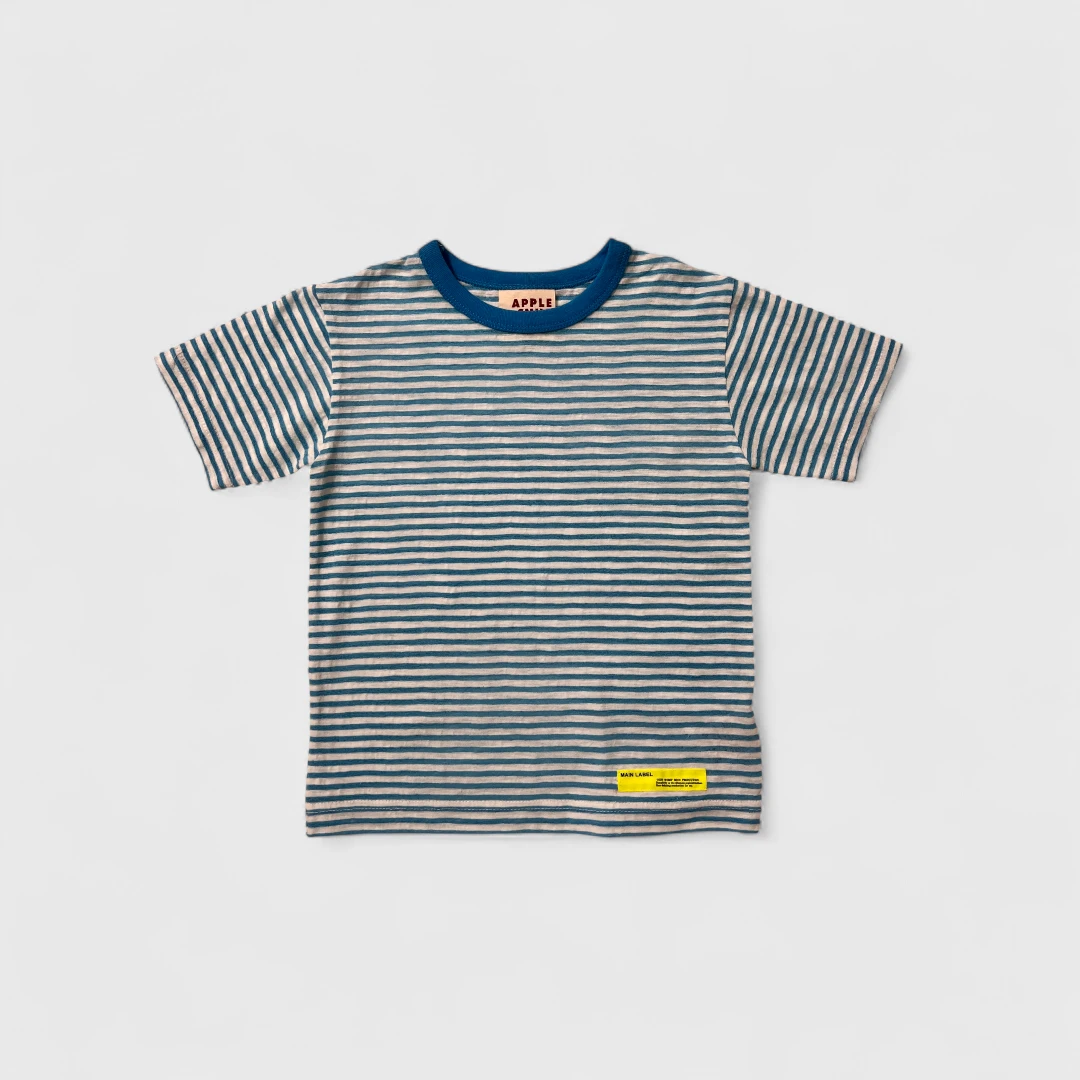 Синяя полосатая футболка