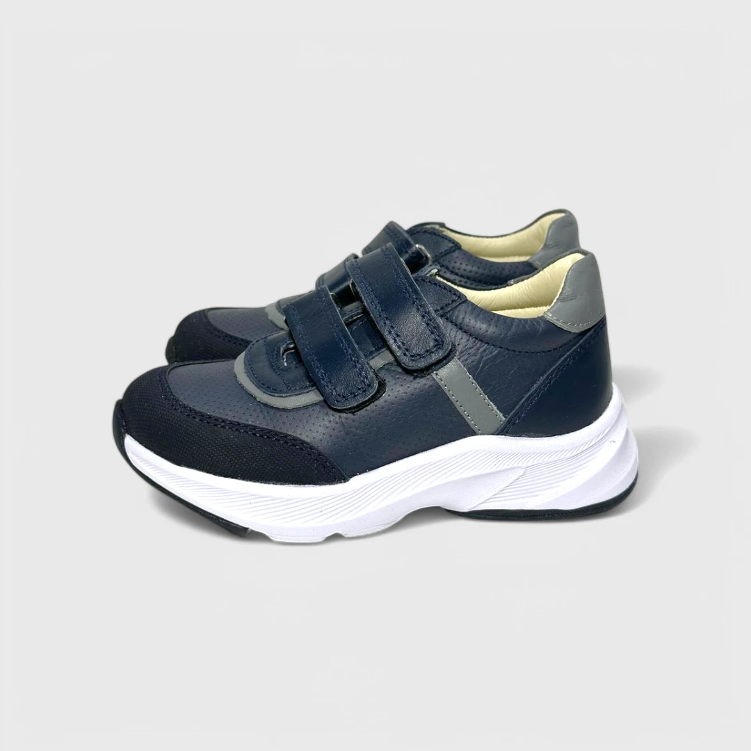 Темно-синие кожаные кроссовки